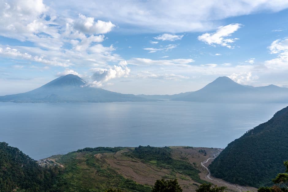 Montañas junto al agua, en el chat de Nahualá