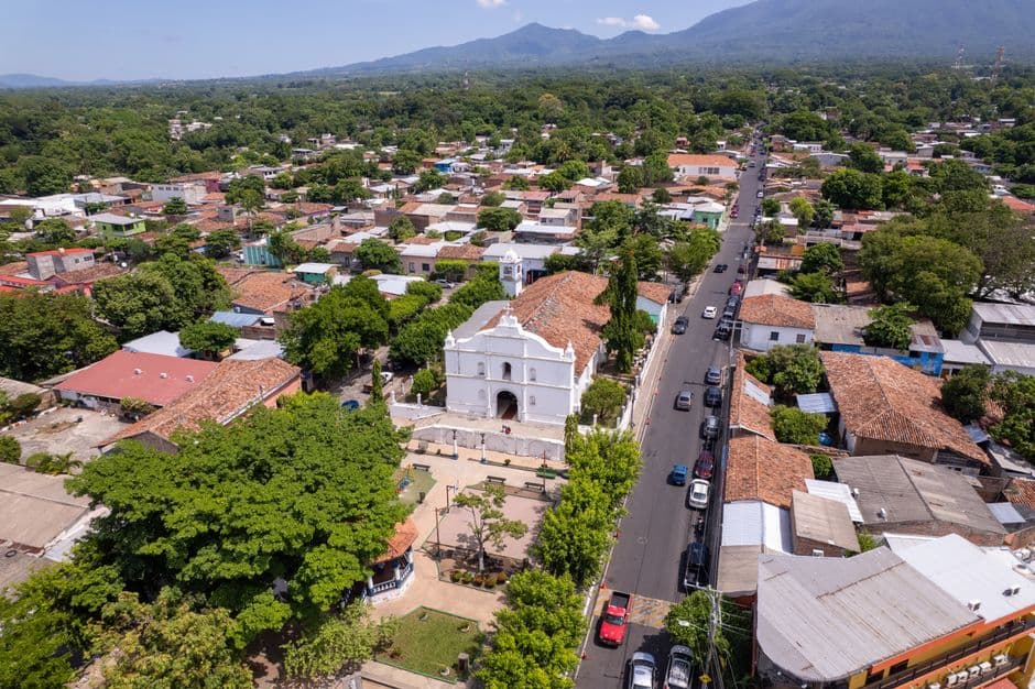 Vista aérea con una iglesia colonial, en el chat de Usulután Norte
