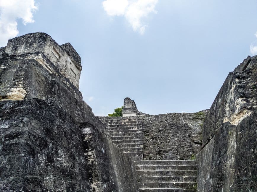 Edificio de unas ruinas antiguas visto desde abajo, en el chat de Sayaxché