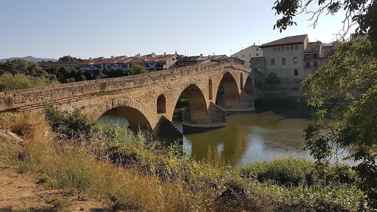 Puente en un camino de peregrinación, en el chat de La Reina