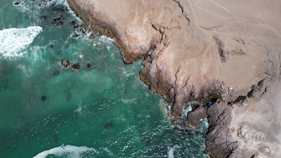 Vista aérea de una costa chilena escarpada, en el chat de Hualpén