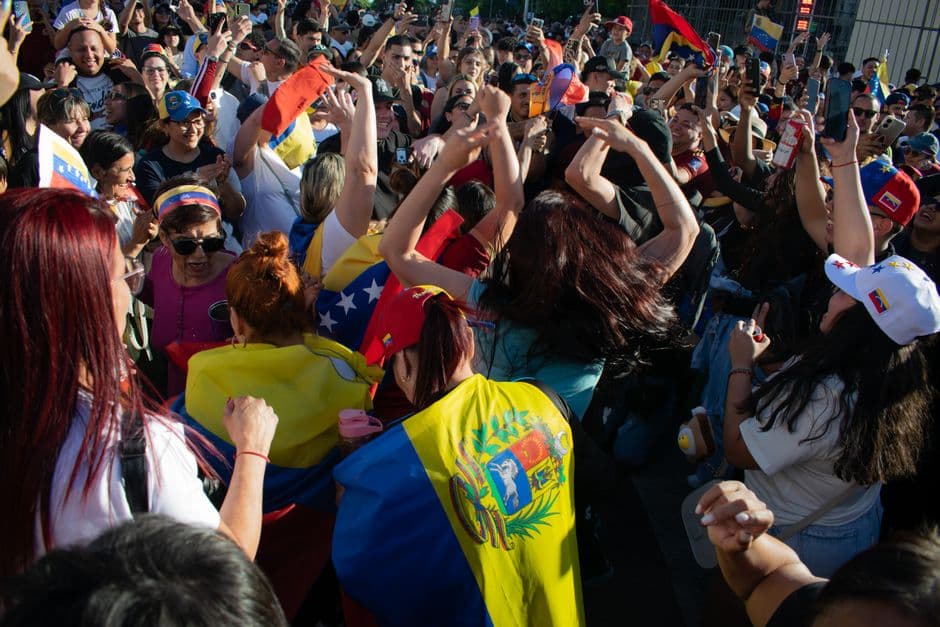 Multitud de gente venezolana, en el chat de Tumeremo
