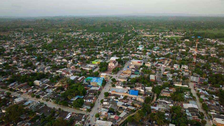 Vista con dron de una ciudad en verano, en el chat de Tocoa