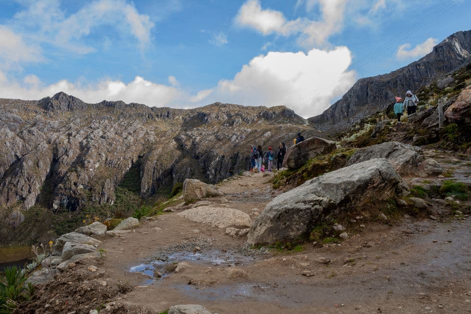 Grupo de personas caminando por un sendero de montaña, en el chat de Baralt