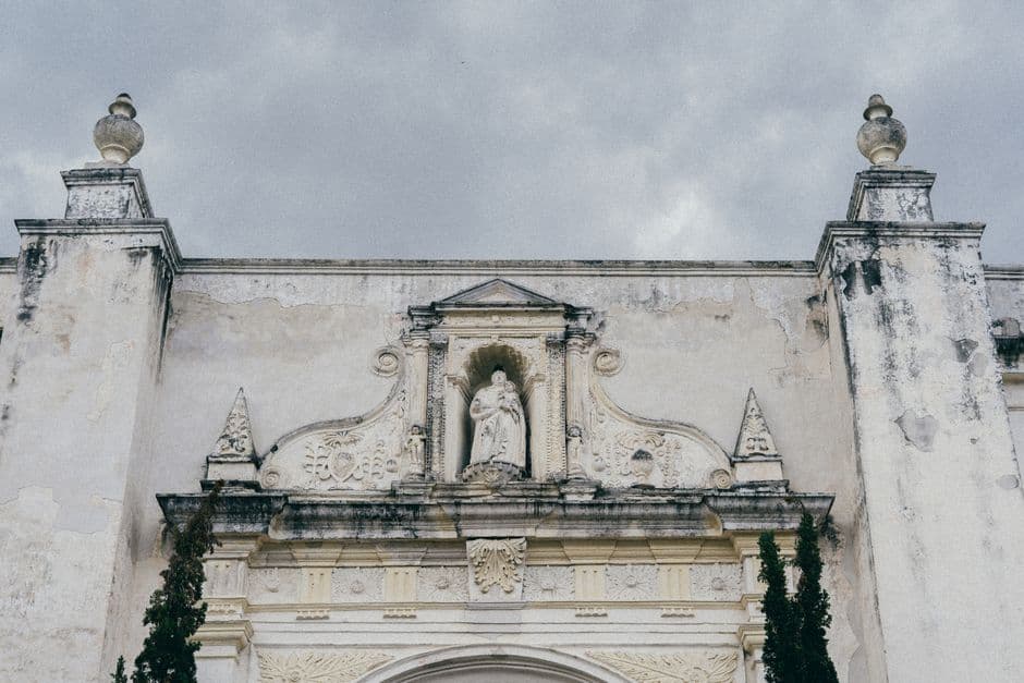 Fachada barroca de un templo colonial, en el chat de San José Pinula