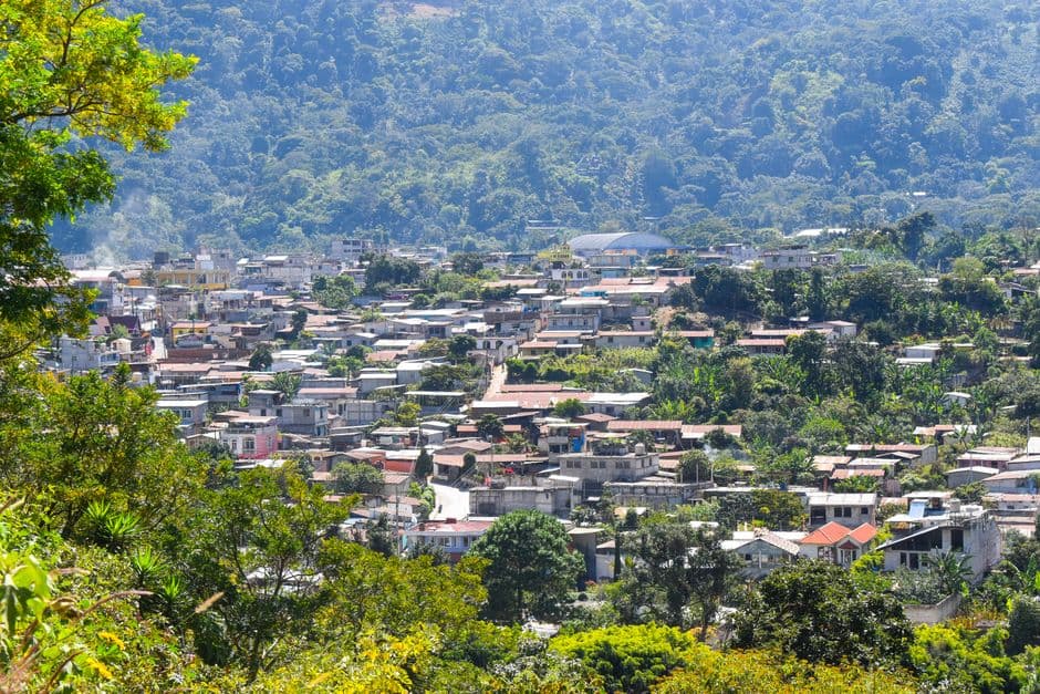 Casas en un valle rodeado de montañas, en la sala de chat de Jalapa
