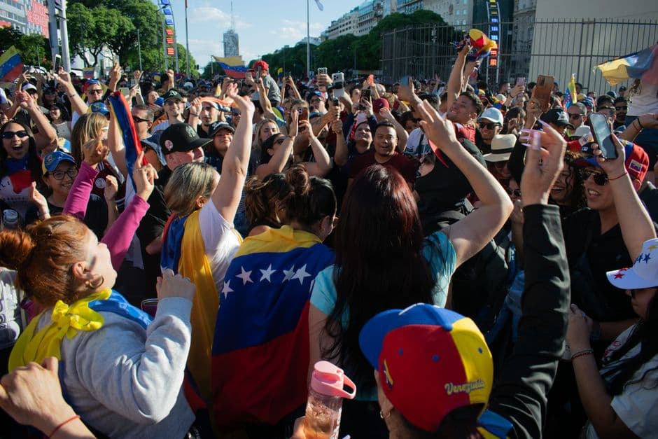 Reunión de vecinos venezolanos en las calles de la ciudad, en el chat de La Grita