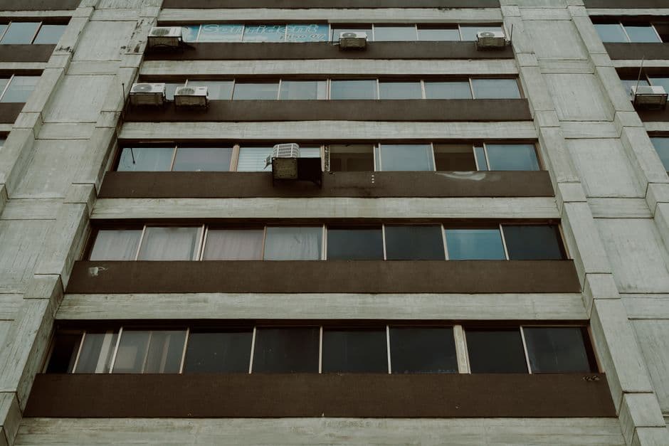 Exterior de un edificio de apartamentos, en el chat de Maiquetía