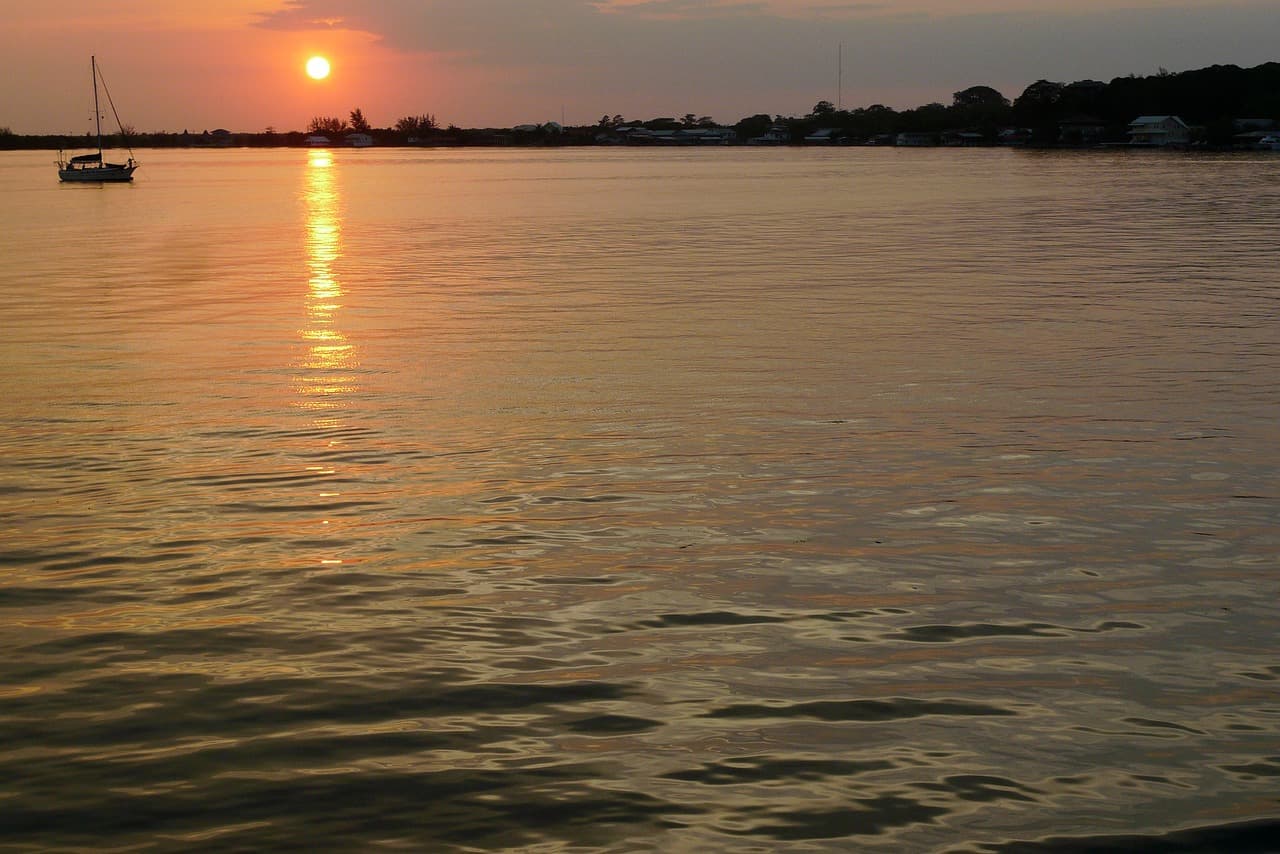 Atardecer sobre el mar y el océano, en el chat de Yoro