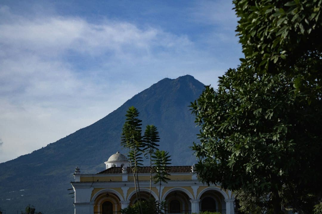 Gran montaña al fondo con un edificio en primer plano, en el chat de La Libertad