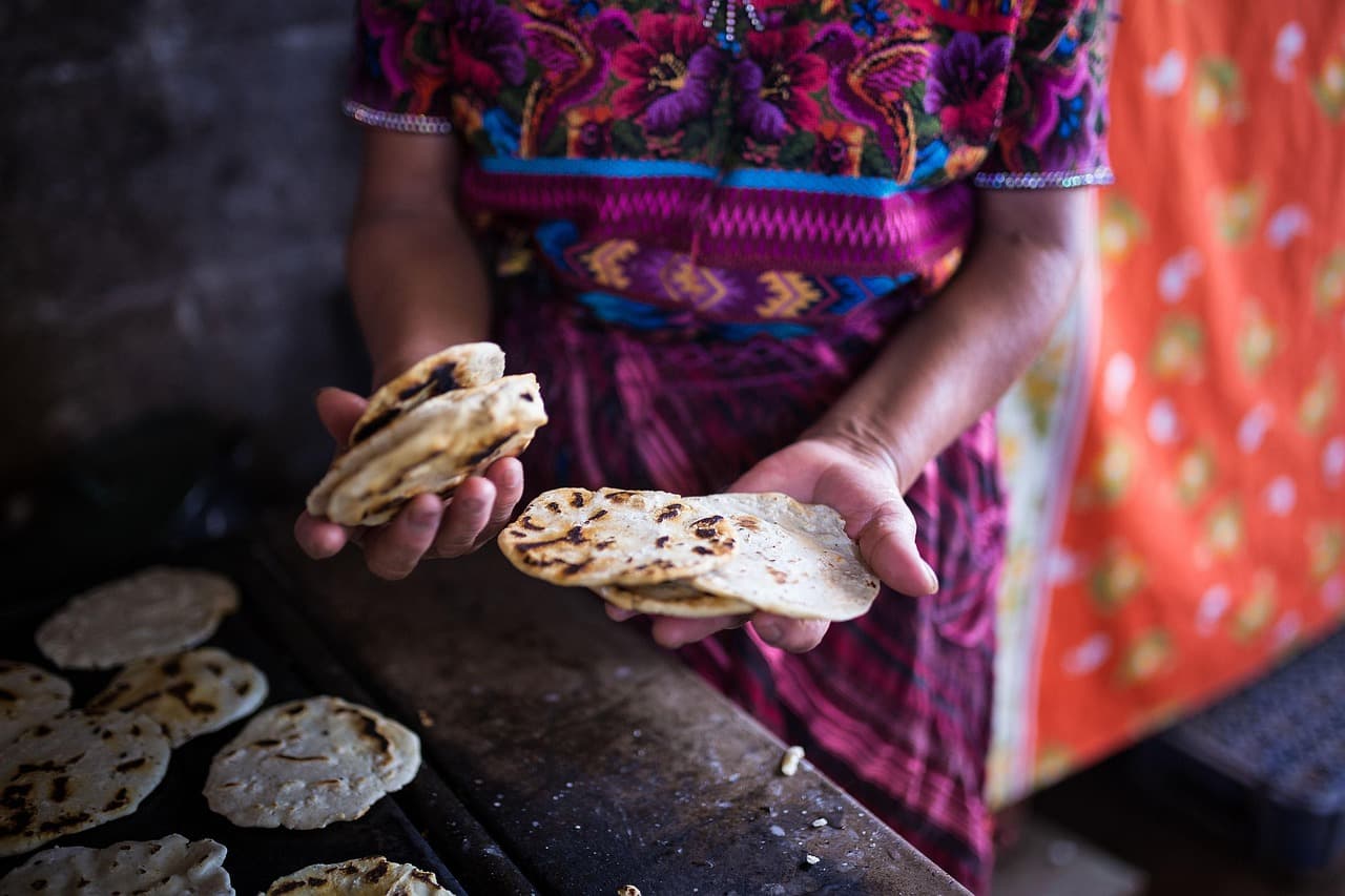 Tortillas recién hechas servidas en la mesa, en el chat de Concepción Tutuapa