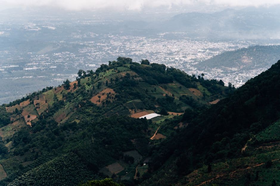 Colinas frondosas y paisaje urbano, en el chat de San Miguel Petapa