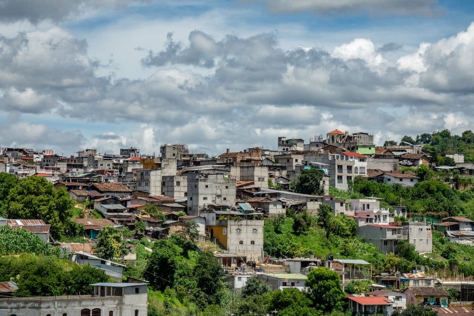 Nubes blancas sobre una ciudad, en el chat de El Estor