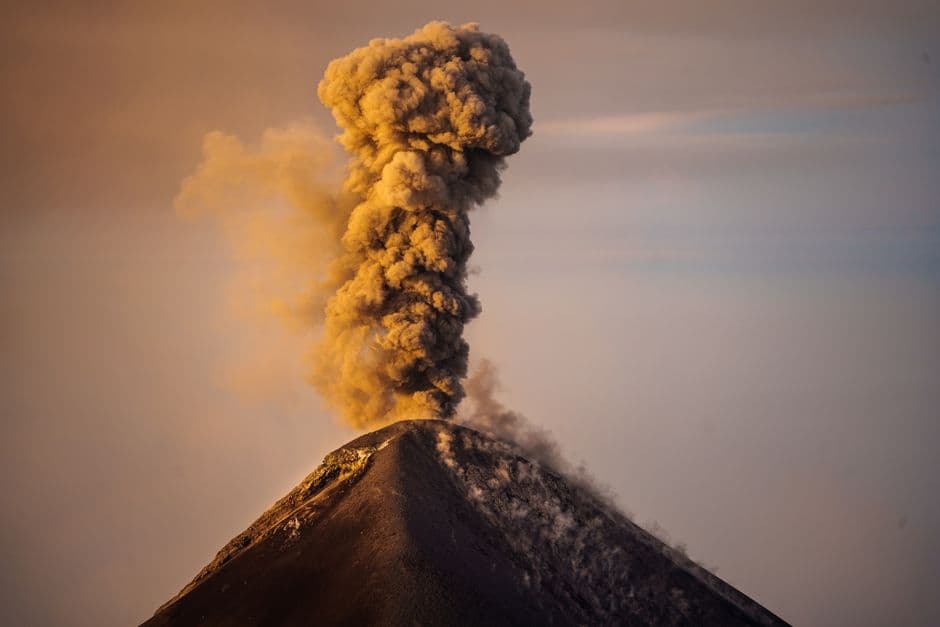 Columna de humo sobre el volcán, en el chat de Panzós