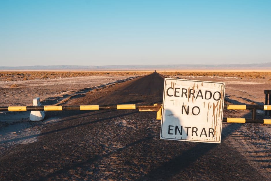 Señal de carretera cerrada en el desierto al atardecer, en el chat de Cerrillos