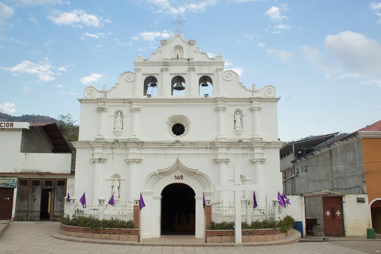 Edificio antiguo, en el chat de San Cristóbal Verapaz