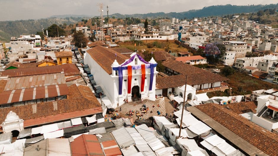 Vista aérea de una iglesia en un pueblo, en el chat de Comitancillo