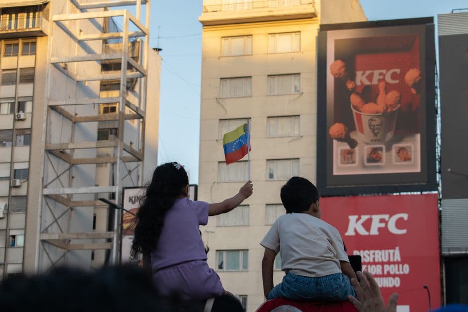 Niños venezolanos jugando en la calle, en el chat de La Pastora