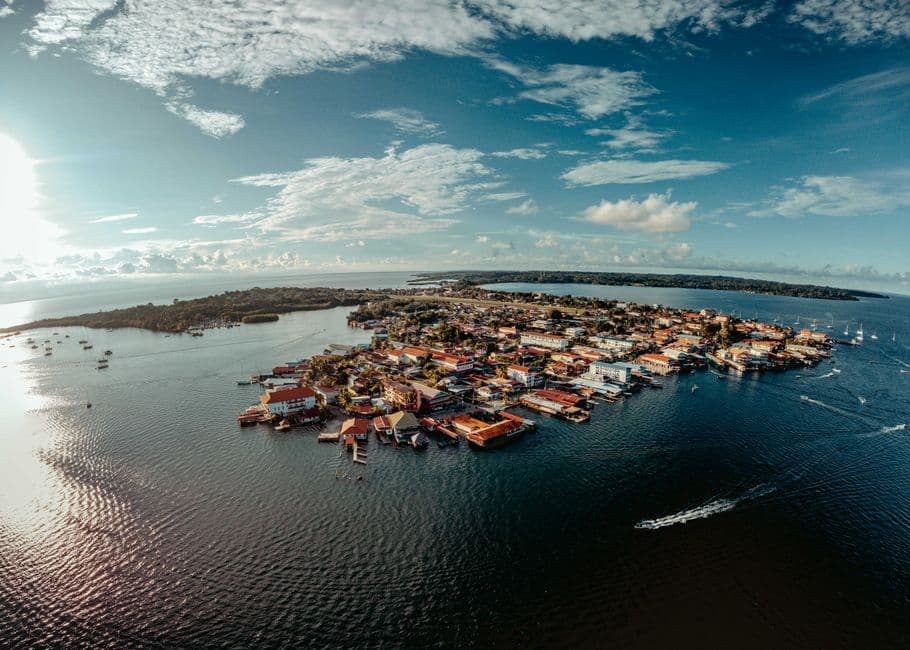 Casas sobre el agua en una isla, en el chat de Livingston