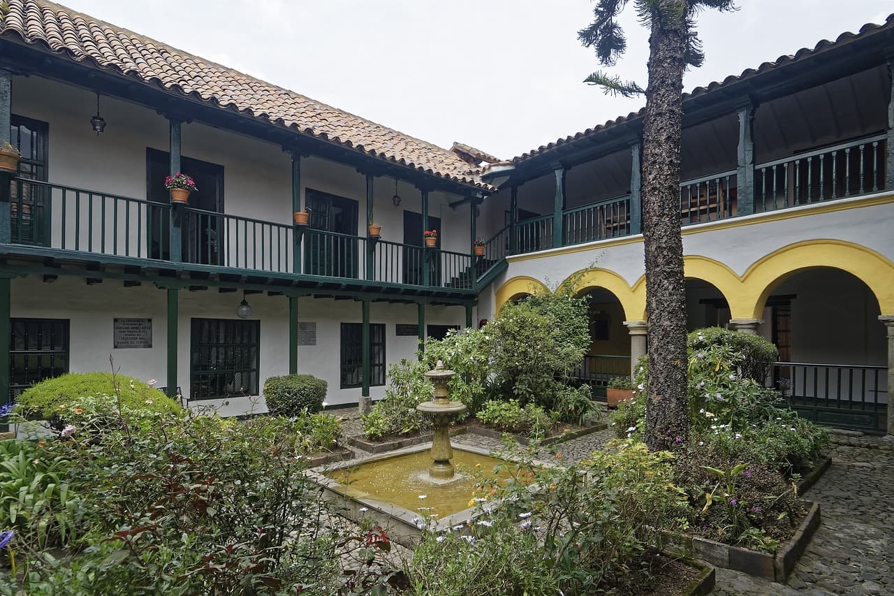 Edificio colonial en una calle, en el chat de Los Patios
