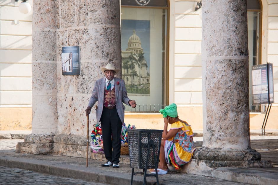 Comerciantes en la plaza vieja de La Habana, en el chat de La Habana Vieja