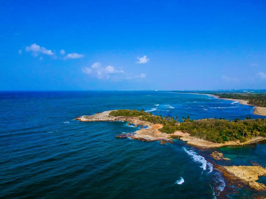 Vista con dron de una isla, en el chat de Nagua