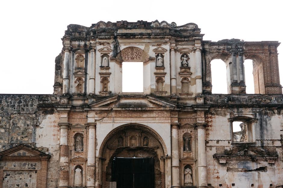 Ruinas de una iglesia colonial bajo el cielo, en el chat de Santa Lucía Cotzumalguapa
