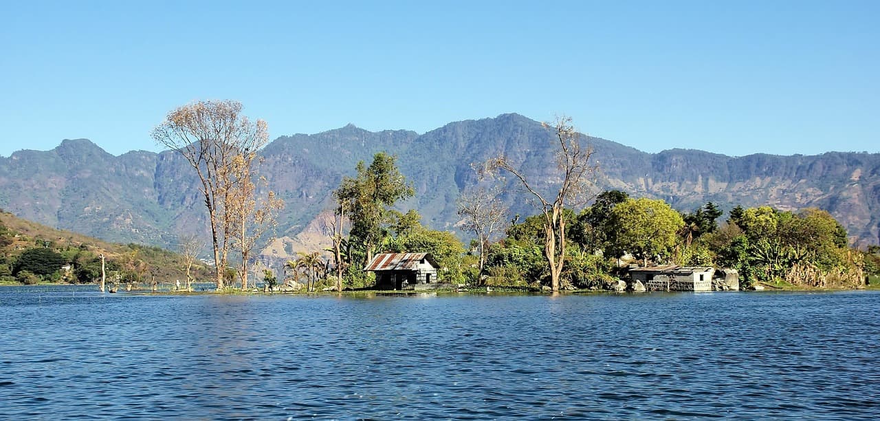 Orilla de un lago, en el chat de San Luis