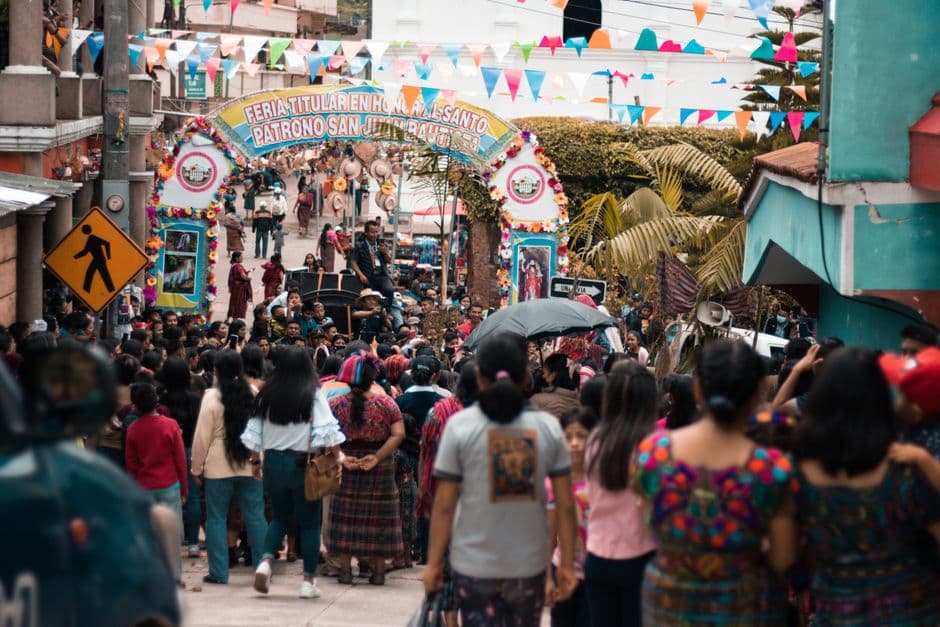 Multitud en la calle durante un evento en el pueblo, en el chat de Nebaj