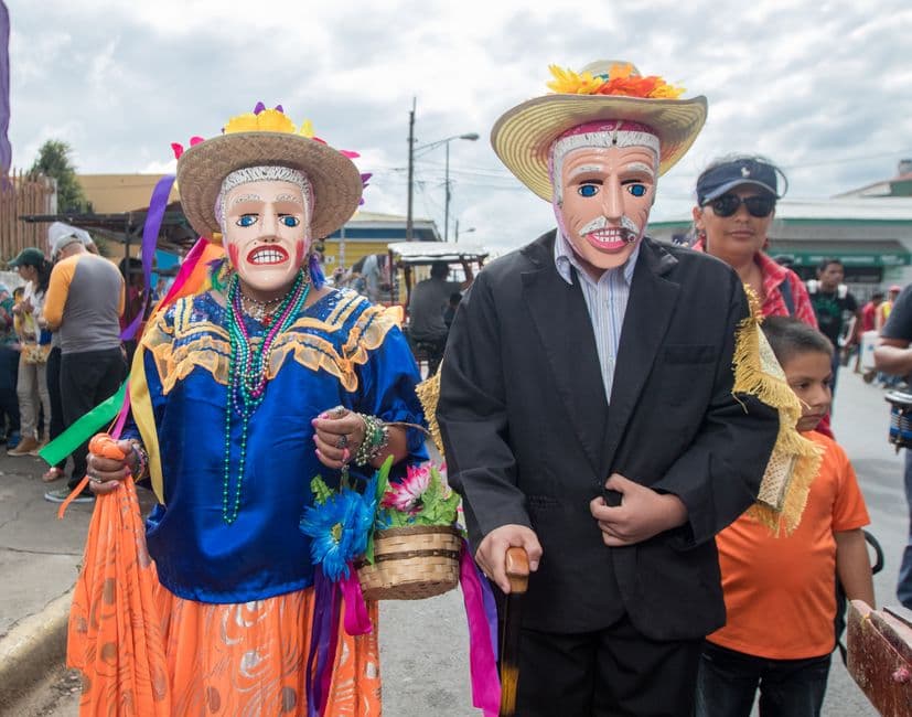 Personas con trajes festivos en la calle, en el chat de El Viejo