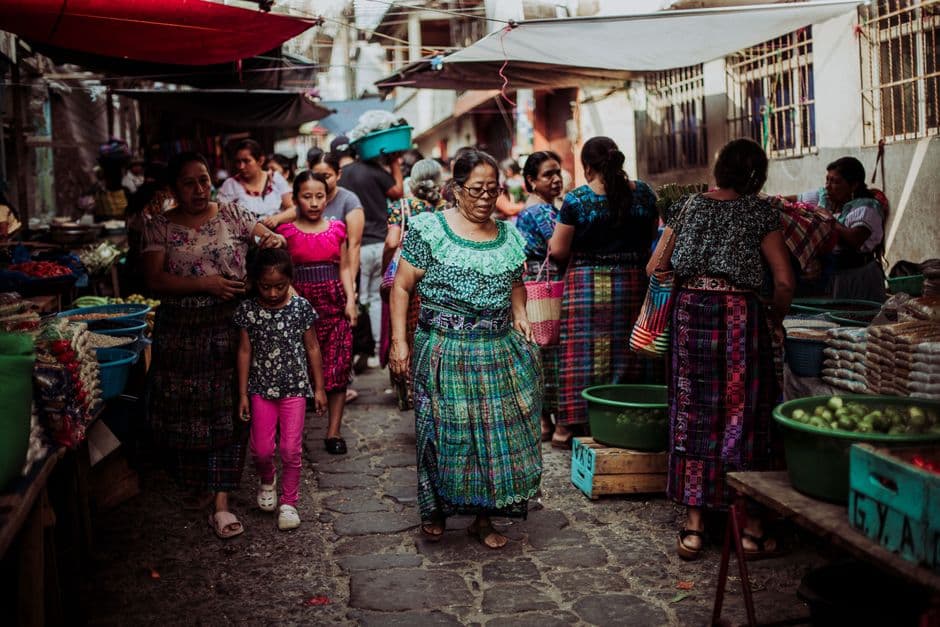 Mujeres entre puestos de mercado en la sala de chat de Chinautla