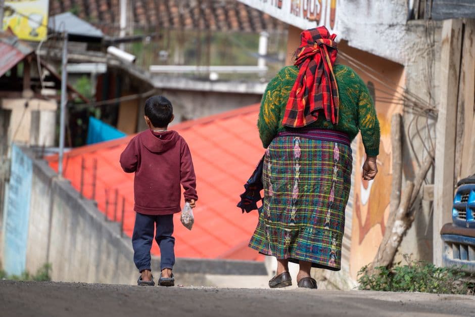 Madre e hijo guatemaltecos caminando por la calle, en el chat de Jocotán