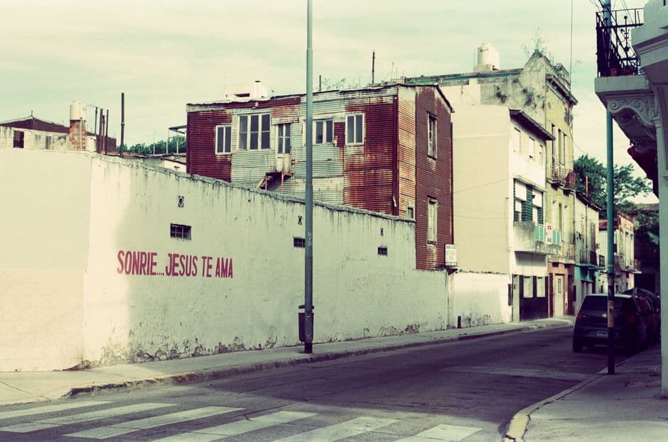 Paso peatonal junto a un muro blanco de hormigón, en el chat de Santo Tomé