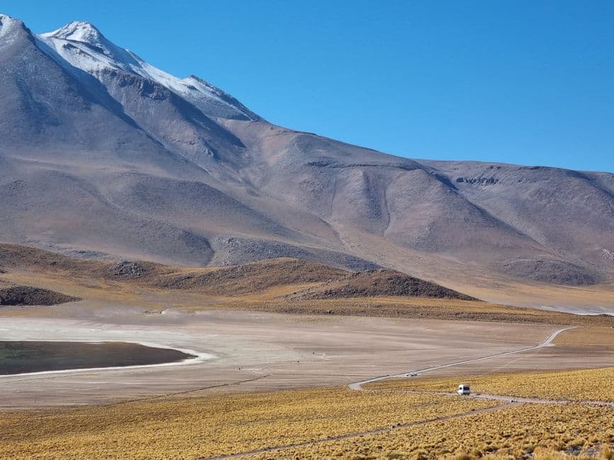Paisaje de montaña con cumbres al fondo, en el chat de Huechuraba