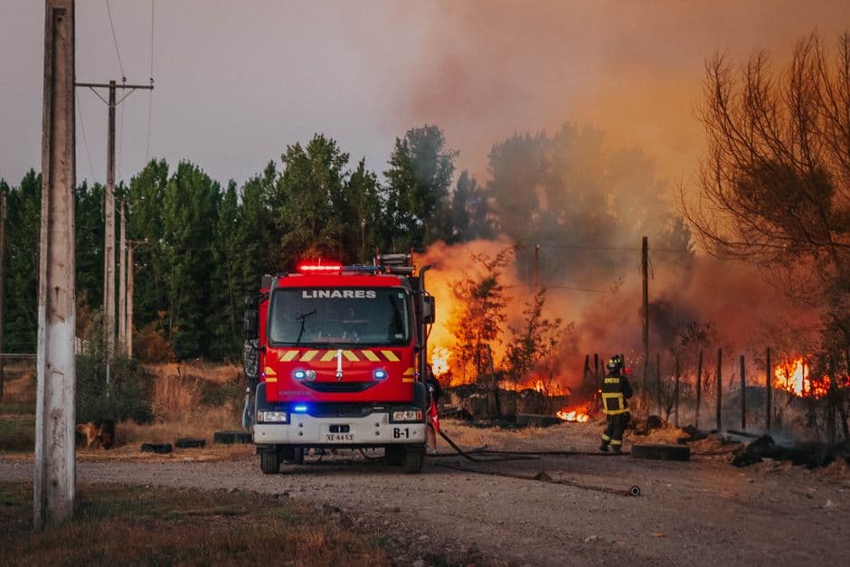 Camión de bomberos atendiendo una emergencia, en el chat de Linares