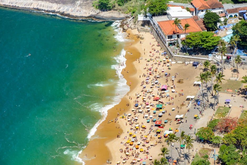 Gente disfrutando en la playa, en el chat de Copacabana