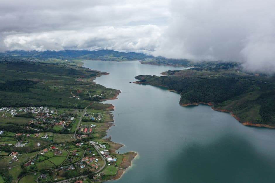 Vista aérea de un fiordo en verano, en el chat de San Vicente del Caguán