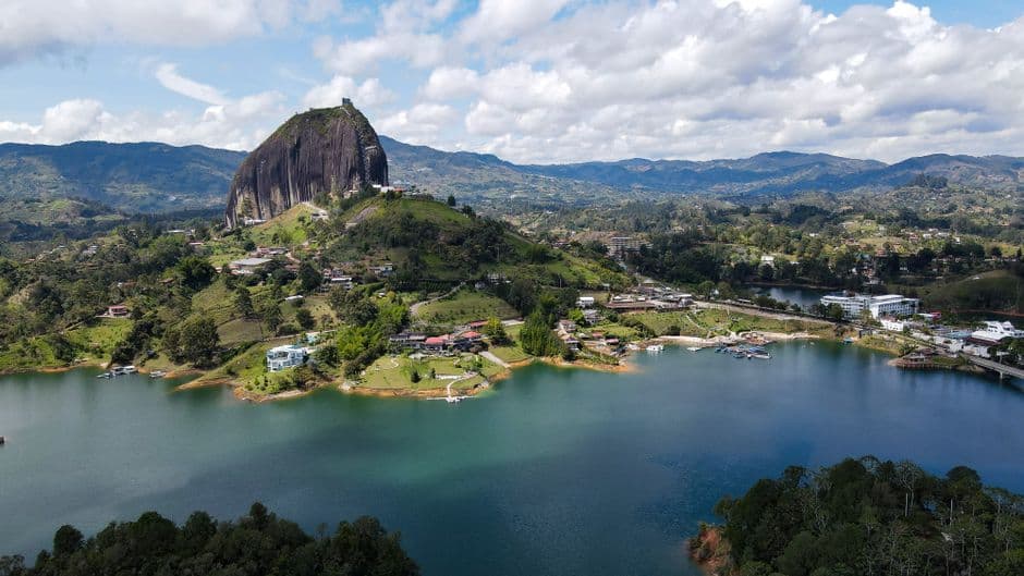 Gran roca de granito que se alza sobre el paisaje, en el chat de La Dorada
