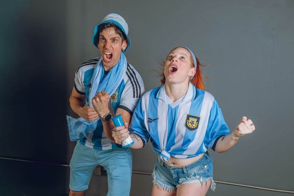 Aficionados de fútbol celebrando una victoria con entusiasmo, en el chat de Pocito