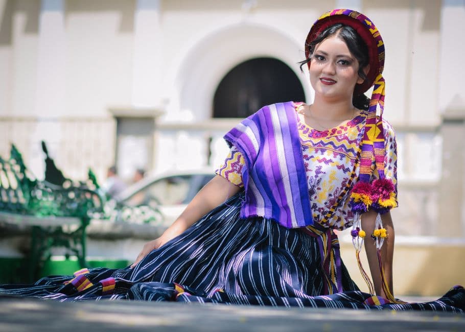 Mujer sonriente vestida con traje típico de Guatemala, en la sala de chat de Totonicapán