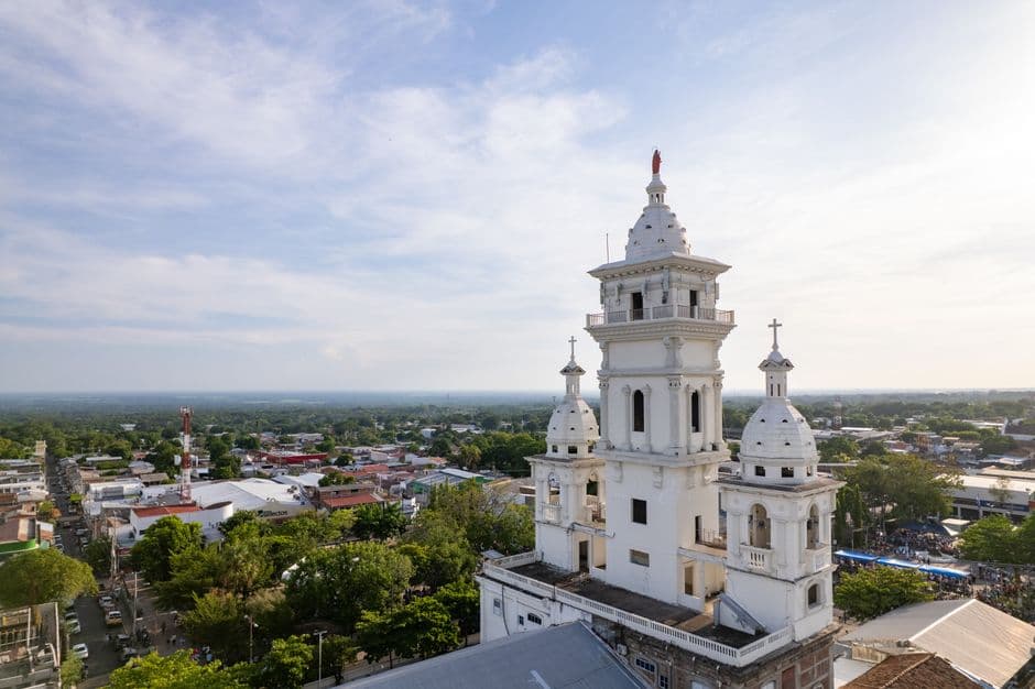 Vista aérea de una iglesia en El Salvador, en el chat de San Miguel Norte