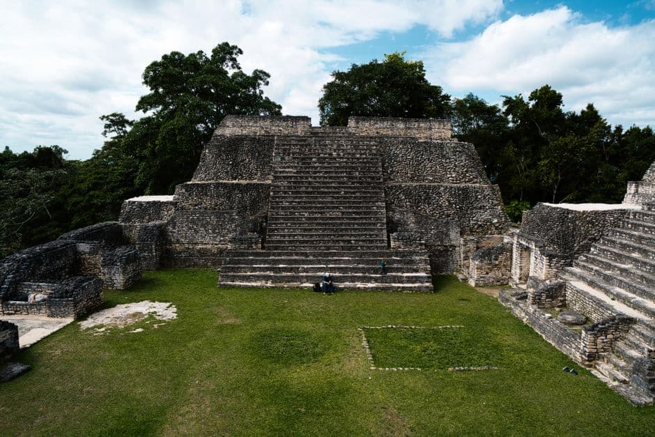 Antiguos edificios de piedra de una ciudad histórica, en el chat de Patzún