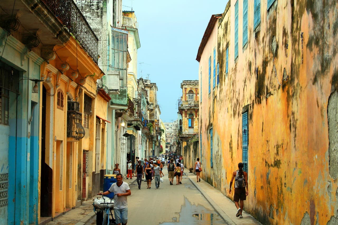 Calle con edificios en Cuba, en el chat de Placetas