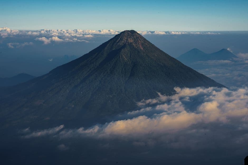 Volcán cubierto de nubes y vegetación, en la sala de chat de Chimaltenango