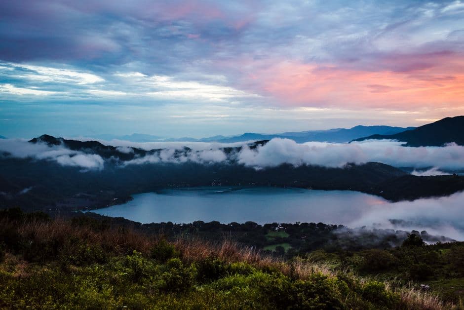 Vista desde lo alto de montañas y un lago, en el chat de Santa María Cahabón