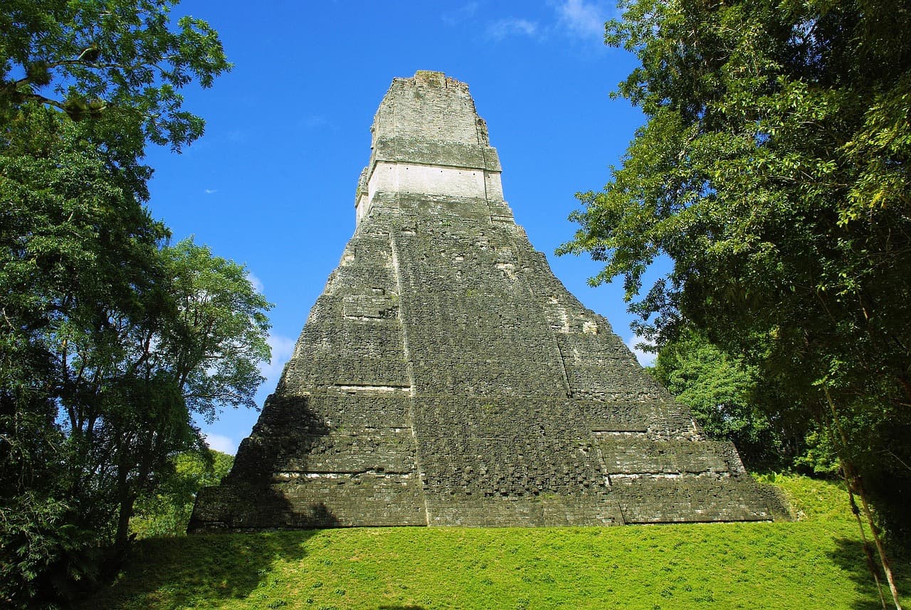 Pirámide maya entre la selva tropical, en el chat de Chisec