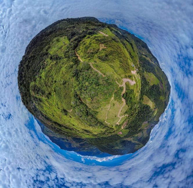 Vista aérea de una colina verde y frondosa, en el chat de Planeta Rica