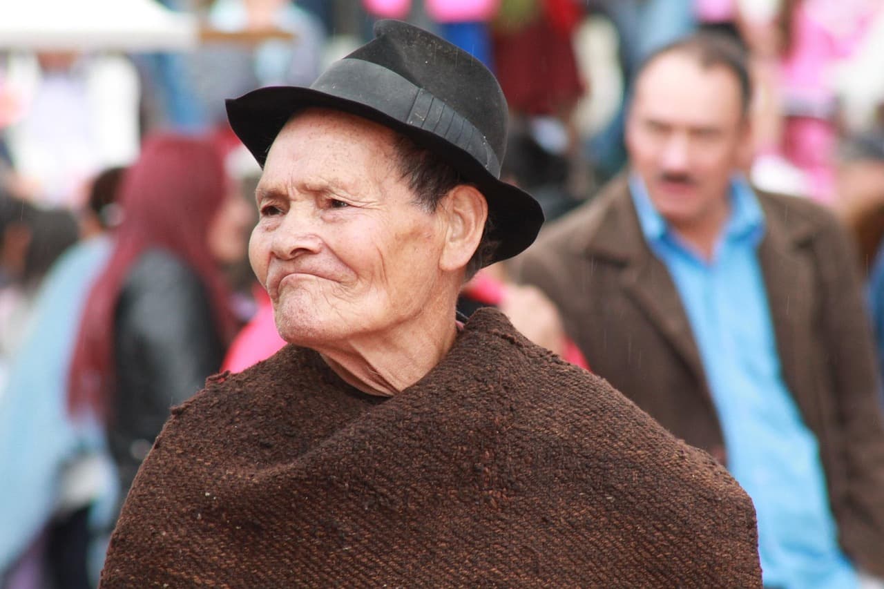 Abuelo agricultor trabajando en el campo, en el chat de Necoclí