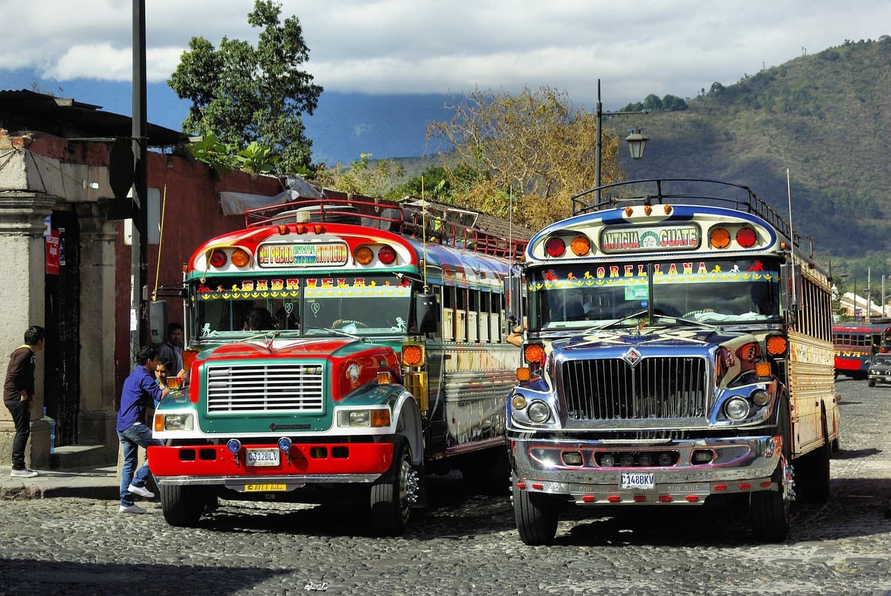 Autobuses en una estación de transporte, en el chat de Chicacao
