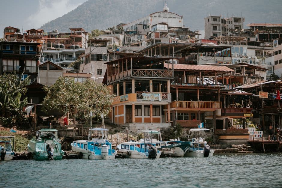 Pueblo a orillas de un lago con barcas de colores, en el chat de San Pedro Ayampuc